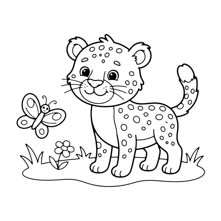 Na obrazku znajduje się uśmiechnięty mały gepard stojący na trawie i patrzący na latającego obok motylka.