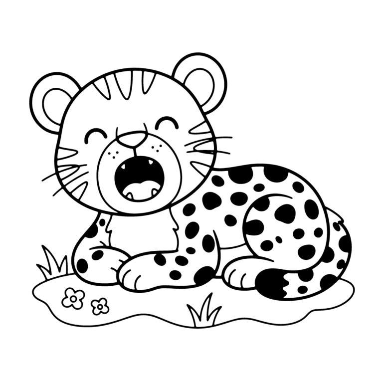 Na obrazku znajduje się duży, uśmiechnięty mały gepard leżący na trawie i szeroko ziewający.