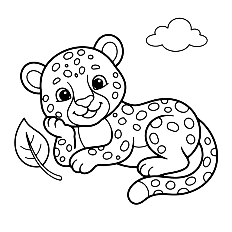 Na obrazku znajduje się uśmiechnięty mały gepard leżący na brzuchu i patrzący na małego motylka latającego nad nim.