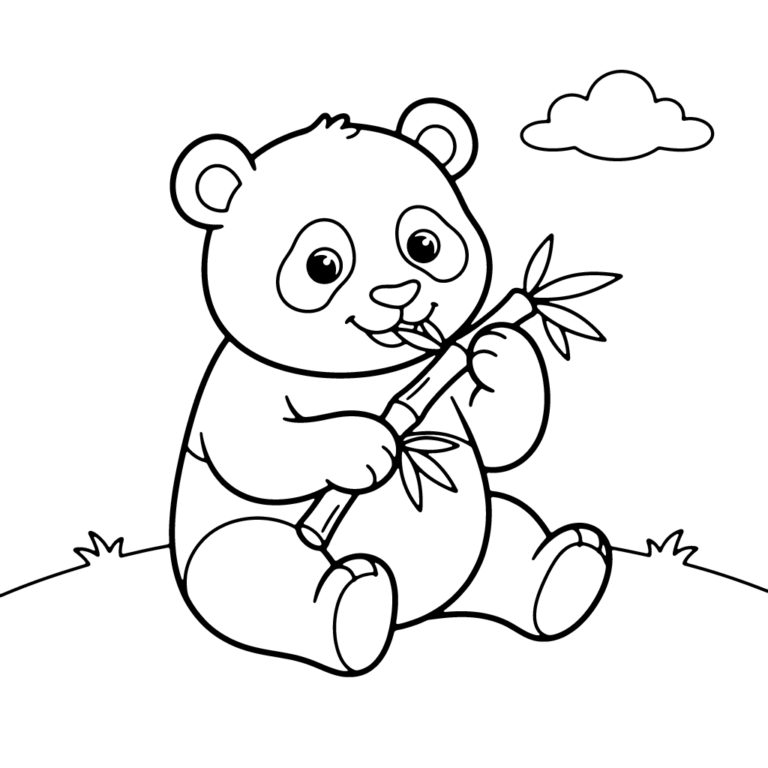 Na obrazku znajduje się siedząca na trawie uśmiechnięta panda, która trzyma w łapkach i je łodygę bambusa.